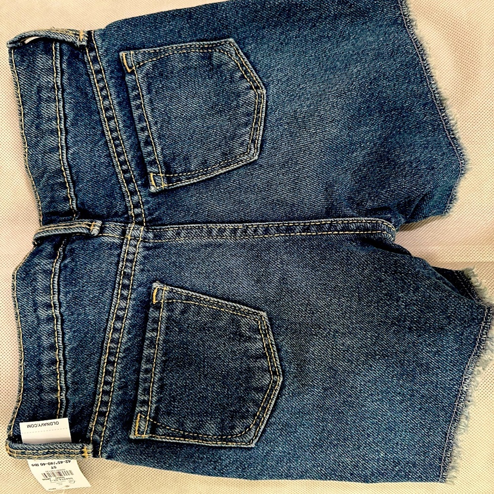 Old navy demin girls shorts. New with tag. 5t